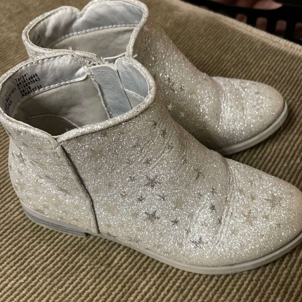 4 pair of girls shoes